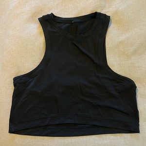 Lululemon tank with keyhole opening on back